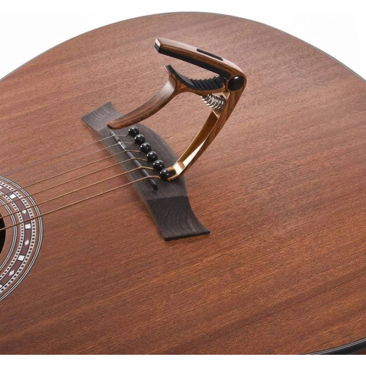 Kapodaster do gitary z uchwytem na kostkę - wood FONOTE CAPO-PICK-WD