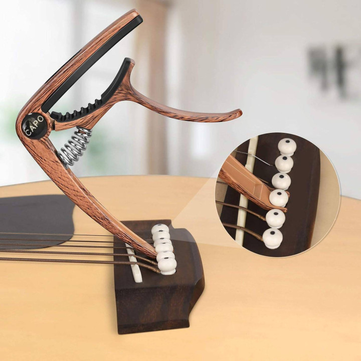 Kapodaster do gitary z uchwytem na kostkę - wood FONOTE CAPO-PICK-WD