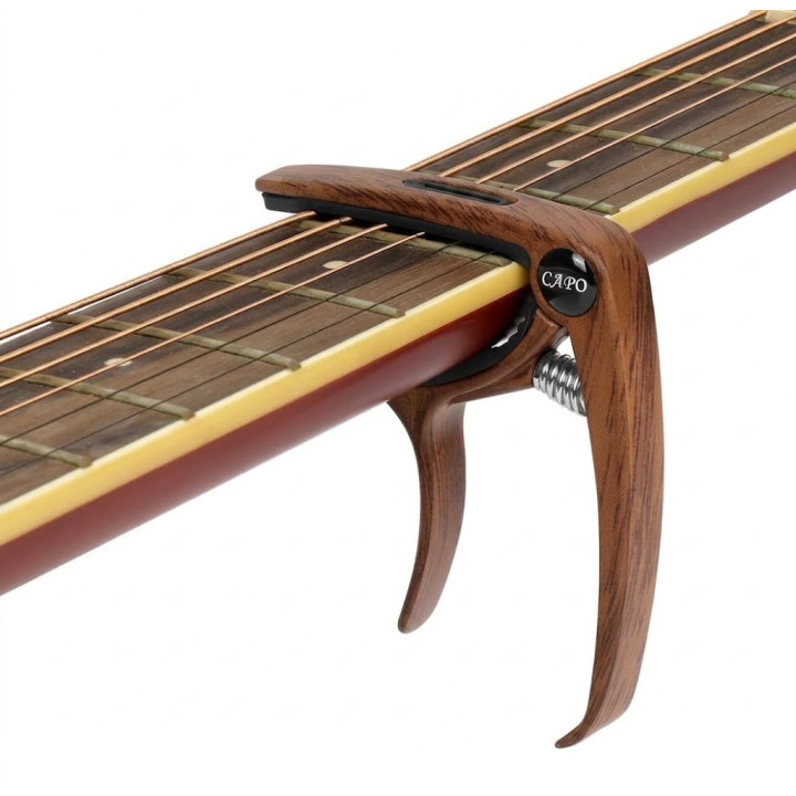 Kapodaster do gitary z uchwytem na kostkę - wood FONOTE CAPO-PICK-WD