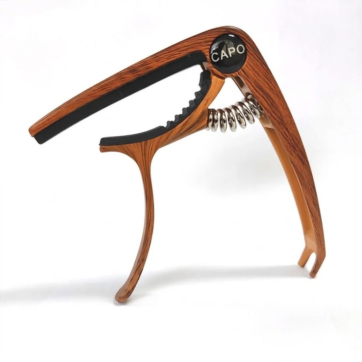 Kapodaster do gitary z uchwytem na kostkę - wood FONOTE CAPO-PICK-WD